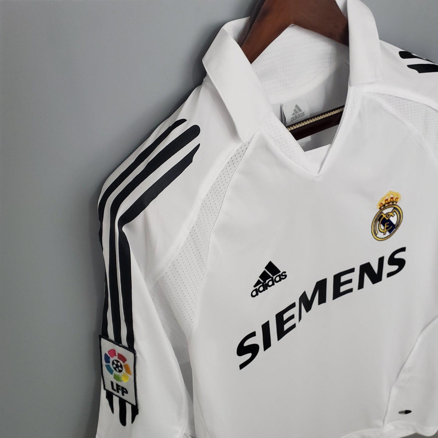 Camisa Retrô Real Madrid 2005/06 I