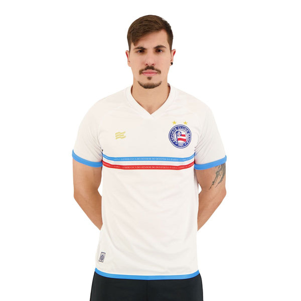 Camisa Bahia I 23/24 Esquadrão - Branca, Azul e Vermelha sendo exposta em um modelo masculino.