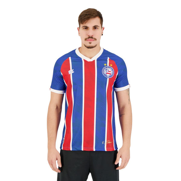 Camisa Bahia II 23/24 Esquadrão - Vermelha, Azul e Branca sendo exposta em um modelo masculino.